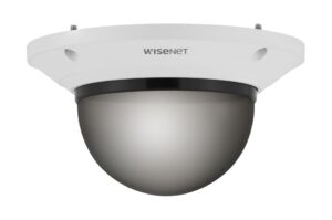 Ein hemisphärisches Sicherheitskamera-Gehäuse, markiert mit "Wisenet" auf der weißen Abdeckung.