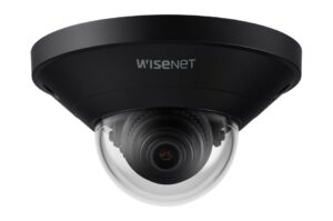 Eine schwarze Überwachungskamera mit der Aufschrift "WISENET".