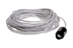 Ein zusammengewickeltes graues Kabel mit einem schwarzen angeschlossenen Gerät.