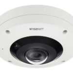 Kuppelförmige Überwachungskamera von Wisenet in weißer Farbe.