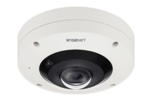 Kuppelüberwachungskamera mit der Aufschrift "Wisenet".