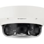 Eine Überwachungskamera von Wisenet in einem weißen Gehäuse.