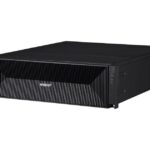 Ein schwarzer Wisenet-Rack-Server mit einem großen, gerippten Frontgitter und mehreren Anschlüssen auf der linken Seite.