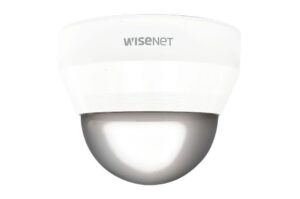 Kuppel-Kamera mit der Aufschrift "Wisenet" auf weißem Hintergrund.