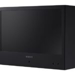 Ein schwarzes Wisenet-Display mit einem rechteckigen Rahmen und großem Bildschirm.