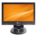 Ein schwarzer Monitor mit der Marke "eneo" auf einem runden Standfuß, zeigt einen orangefarbenen Hintergrund.