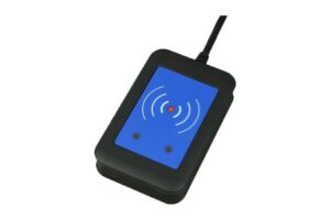 Ein schwarzer RFID-Leser mit blauer Oberfläche, rotem Punkt und weißen Wellenlinien.