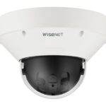 Überwachungskamera von Wisenet in einem weißen Gehäuse.