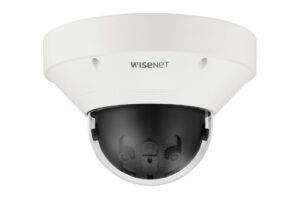 Überwachungskamera von Wisenet in einem weißen Gehäuse.