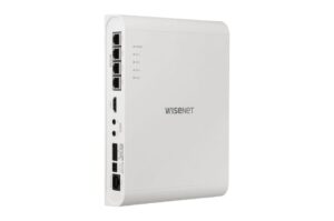 Ein weißes Wisenet-Gerät mit mehreren Netzwerkanschlüssen und Anschlüssen auf der Seite.