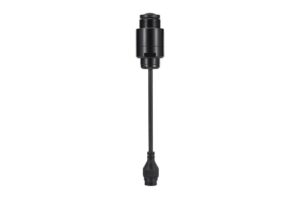 Schwarzer Lampensockel mit Kabel und Stecker gegen weißen Hintergrund.