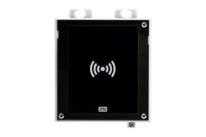 Ein RFID-Lesegerät in rechteckiger Form mit schwarzer Vorderseite und einem weißen RFID-Symbol in der Mitte. Oben zwei Montagehaken und unten ein kleiner Überstand.