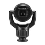 Eine schwarze, moderne Kamera mit einem kardanischen Montagesystem.