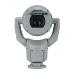 Industriekamera mit schwenkbarem Gehäuse, frontal abgebildet.