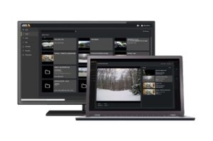 Ein Monitor und ein Laptop zeigen eine Sicherheitssoftware-Oberfläche mit Videoüberwachungsaufnahmen.