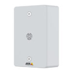 Ein rechteckiges, weißes Gerät mit der Aufschrift "AXIS Communications" an der unteren Kante. Es hat zwei sichtbare Schrauben und ein Lüftungsgitter in der Mitte.