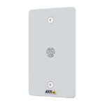 Eine rechteckige, weiße Abdeckung mit zwei Schrauben und einem zentralen Lüftungsschlitz, das Logo von Axis Communications unten.