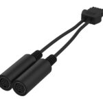 Ein schwarzer Adapter mit zwei runden, weiblichen Anschlüssen und einem rechteckigen, männlichen Stecker.