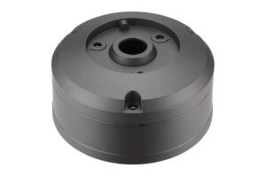 Grauer, runder, metallischer Adapter mit mehreren Schraublöchern und einer kreisförmigen Öffnung in der Mitte.