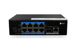 Ein schwarzer Netzwerk-Switch der Marke Eneo mit mehreren Ethernet-Ports und PoE-Unterstützung auf der Vorderseite.