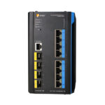 Ein schwarzer industrieller PoE-Switch von Eneo mit mehreren Ethernet-Anschlüssen und LED-Anzeigen.