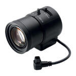 Schwarzes CCTV-Objektiv mit integriertem Kabel und Stecker.