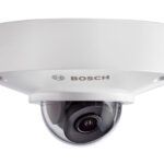 Eine weiße Bosch Überwachungskamera in Dome-Form.