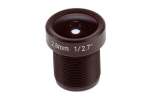 Kleine Kameraobjektivlinse mit der Aufschrift "2.8mm 1/2.7" auf der Vorderseite.