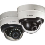 Zwei Bosch Überwachungskameras in weißem Gehäuse.