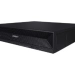 Schwarzer Wisenet-Netzwerkvideorecorder mit belüfteter Vorderseite.