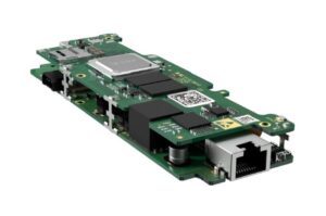 Eine grüne Leiterplatte mit mehreren aufgelöteten elektronischen Komponenten, einschließlich eines Prozessors und eines Ethernet-Anschlusses.