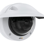 Eine weiße Überwachungskamera der Marke Axis mit gewölbtem Schutzgehäuse.