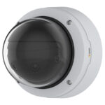 Eine Überwachungskamera in einer kugelförmigen, transparenten Abdeckung.