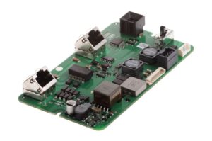 Eine grüne Leiterplatte mit elektrischen Komponenten, einschließlich Steckverbindungen, Kondensatoren und anderen Bauteilen.