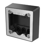 Schwarzes, rechteckiges Gehäuse mit metallischer Frontplatte und der Aufschrift "UP".