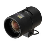 Ein schwarzes Kameraobjektiv mit Kabel und Aufschrift "TAMRON".