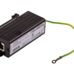 Ein schwarzer Überspannungsschutz für Ethernet mit einem Ethernet-Anschluss und einem gelb-grünen Erdungskabel.
