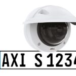 Eine Überwachungskamera und ein deutsches Kfz-Kennzeichen mit der Aufschrift "AXI S 1234".