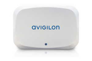Ein weißes Gerät von Avigilon mit abgerundeten Ecken und einem kleinen blauen Punkt unten in der Mitte.