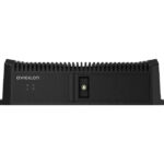 Ein schwarzes, rechteckiges elektronisches Gerät von Avigilon mit Kühlrippen auf der Oberseite.