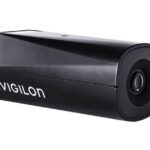 Eine schwarze Überwachungskamera mit der Aufschrift "Avigilon".