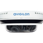 Kamera von Avigilon mit mehreren Linsen, in einem abgerundeten weißen Gehäuse montiert.