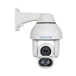 Überwachungskamera von Avigilon an einer Wandhalterung.