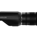 Seitliche Ansicht einer schwarzen Avigilon-Kamera mit Objektiv.