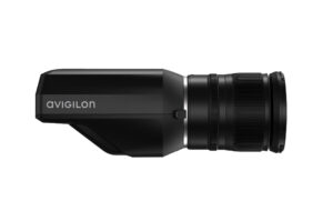 Schwarze Avigilon-Kamera mit großem Objektiv, seitlich dargestellt.