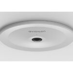 Eine runde, weiße Avigilon-Kamera an der Decke montiert.