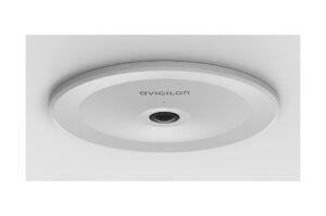 Eine runde, weiße Avigilon-Kamera an der Decke montiert.
