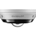 Eine silber-schwarze Sicherheitskamera von Avigilon mit gewölbter Linse.