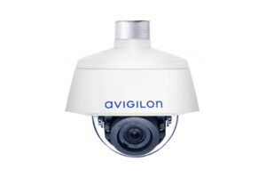 Überwachungskamera von Avigilon, montiert in einem weißen Gehäuse.