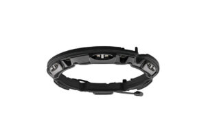 Ein schwarzes, technologisch fortschrittliches Headset mit mehreren inneren Komponenten und einem angebrachten Mikrofon.